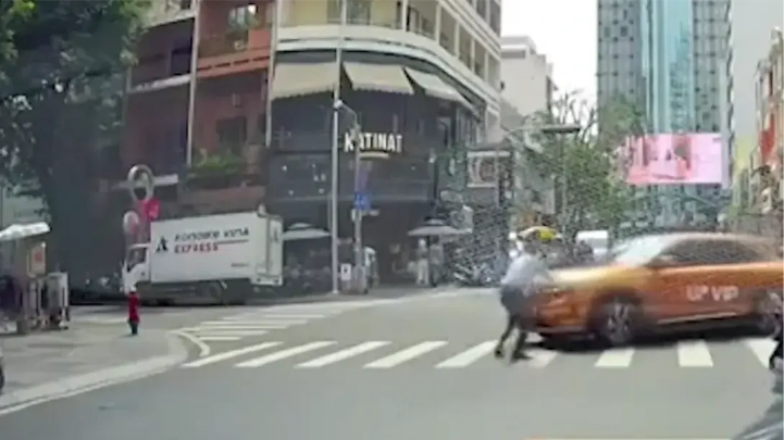 Ô tô rẽ trái lao thẳng vào người đi bộ qua đường